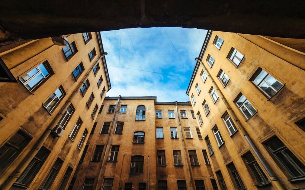 Дума отклонила проект о запрете рейдерства долей в жилье Проект должен был защитить жильцов от рейдеров которые покупают доли в чужих квартирах и создают невыносимые условия для проживания незаконно регистрируют людей и мигрантов Доля в квартире не должна продаваться посторонним без согласия сособственников но на практике это часто нарушается Однако проект отклонили депутаты и правительство посчитали что закон может нарушить баланс интересов собственников и внести правовую неопределённость законы Фото Myskina6 Shutterstock FOTODOM Читать РБК Недвижимость в Telegram