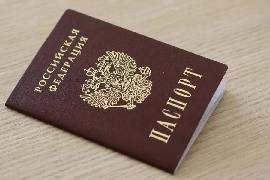 МВД не поддержало идею сохранять номер паспорта при замене В ведомстве заявили что серия и номер паспорта не могут быть постоянными при замене они всегда будут отличаться Причина в безопасности и самом устройстве документа номер относится к бланку а не к человеку при утере или утечке данных паспорт признаётся недействительным Также гражданин может столкнуться с компрометацией паспортных данных например в результате утечки сведений в открытый доступ Его новые серия и номер защитят от использования утраченного или объявленного недействительным паспорта в криминальных целях отметили в МВД   Поэтому сохранить одни и те же паспортные данные на всю жизнь не получится Наши каналы Telegram MAX