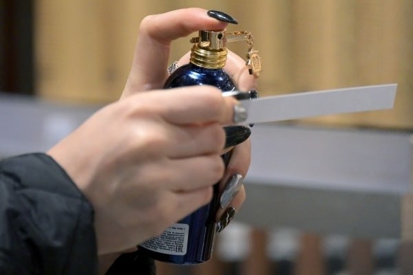 Эксперт рекомендовала наносить больше парфюма в жару При высокой температуре ароматы быстро рассеиваются. Можно отдать предпочтение более стойким и тяжёлым композициям. Об этом в эфире радиостанции «Говорит Москва» рассказала парфюмерный блогер Мария Андреева. В такую жару ароматы очень быстро слетают, то есть их достаточно быстро мы перестаём ощущать, поэтому можно побольше ороситься. Поэтому особенно в арабских странах носят тяжёлые композиции. Они как раз более стойкие. У них очень популярны именно масляные духи, они на спиртовой основе, потому что они как будто бы прилипают к нашей коже и очень долго держатся.