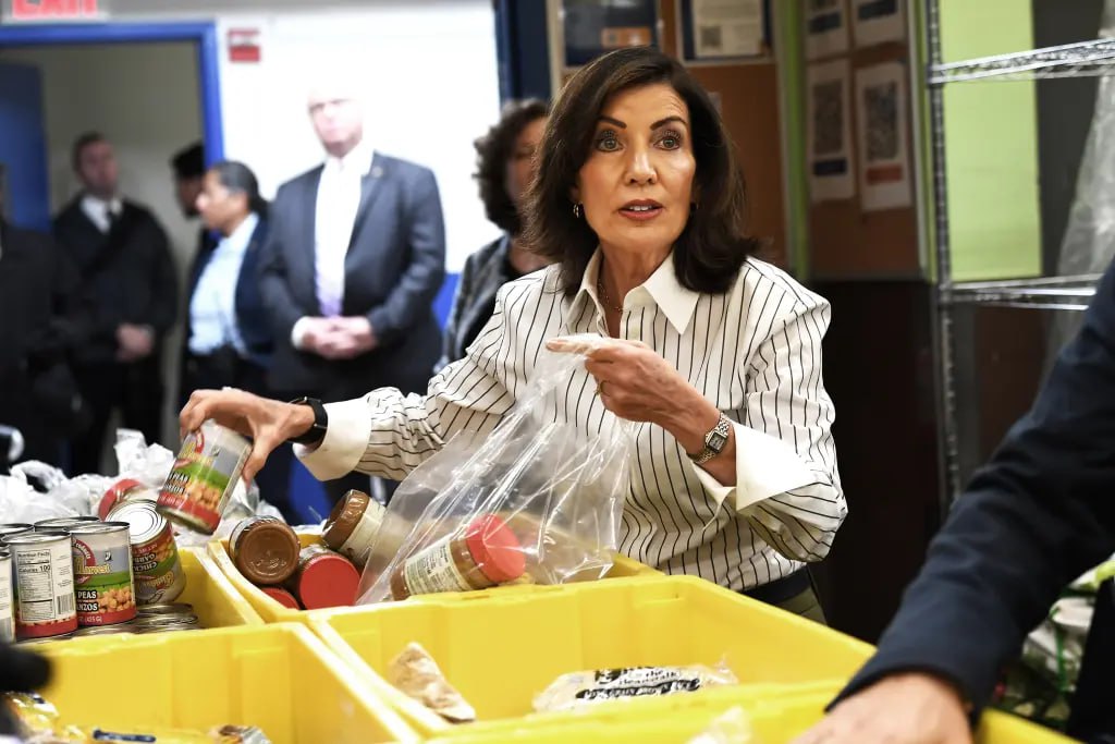 Нью Йорк объявил чрезвычайное положение из за приостановки выплат по SNAP Axios Губернатор Нью Йорка Кэти Хокул объявила чрезвычайное положение поскольку шатдаун привел к угрозе прекращения выплат по программе продовольственной помощи SNAP для почти 3 млн жителей штата Хокул выделила 65 млн из бюджета штата на экстренную продовольственную помощь Губернатор Калифорнии Гэвин Ньюсом хоть и не объявлял ЧП но выделил 80 млн для покрытия дефицита в SNAP Губернатор Вирджинии Гленн Янгкин пообещал профинансировать программу продовольственной помощи штата которая временно заменит SNAP По его оценкам еженедельные расходы на финансирование 850 000 жителей штата составят 37 5 млн Об аналогичных мерах по финансированию программ продовольственной помощи объявили губернатор Делавэра и Род Айленда общество нью йорк Больше новостей США здесь Подписывайся news about USA