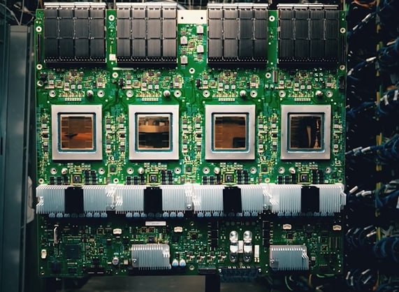 Google представил свой самый мощный ИИ чип и бросил вызов Nvidia Google официально представила Ironwood свой новый тензорный процессор TPU седьмого поколения Это самый мощный чип компании на сегодняшний день и он уже совсем скоро станет доступен на рынке По данным CNBC Ironwood работает в 4 раза быстрее чем его предшественник и способен объединять до 9216 чипов в одном модуле то есть мощности хватит даже для самых огромных моделей ИИ Этот чип разрабатывали внутри самого Google И он подходит буквально для всего от обучения больших языковых моделей до обслуживания чат ботов и других ИИ сервисов в реальном времени Уже известно что стартап Anthropic создатели Claude собирается использовать до миллиона таких TPU для своих систем Эксперты уже говорят что это шаг в сторону борьбы за лидерство на рынке ИИ где как мы помним сейчас доминирует Nvidia Интересно что бизнес Google Cloud сейчас активно растёт за третий квартал 2025 года выручка выросла на 34 а компания даже повысила прогноз инвестиций в инфраструктуру до 93 млрд В общем судя по всему грядёт новая волна конкуренции за то на чём будет работать ИИ будущего TMT Channel Подписаться