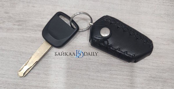Улан удэнец продал свою машину и перевёл все деньги мошенникам Мужчине позвонила незнакомка и сказала что на его имя оформили кредиты мошенники Чтобы избежать потери денег она предложила погасить кредитный потенциал оформив встречный займ Однако банк отказал мужчине в кредите Тогда он срочно продал свой автомобиль за 380 тысяч и перевёл деньги на неизвестные счета Позже злоумышленница пыталась раскрутить его и на продажу квартиры но тут мужчина уже отказался Подробнее здесь