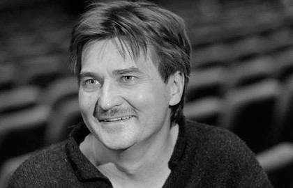 Умер театральный режиссер Юрий Бутусов, ему было 63 года.   О смерти режиссера сообщила актриса Варвара Шмыкова.