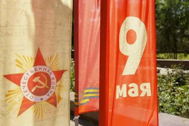 На Дону пройдет 60 крупных мероприятий в честь Дня Победы Губернатор Ростовской области Юрий Слюсарь утвердил план по организации подготовки празднования 81 й годовщины победы в Великой Отечественной войне Особое внимание и низкий поклон нашим ветеранам Каждый получит поздравление фронтовикам будет оказана материальная помощь из областного бюджета В городах и районах области для ветеранов состоятся торжественные мероприятия посвященные Дню Победы В ряде муниципалитетов для тех кто по состоянию здоровья не сможет выйти из дома творческие коллективы выступят прямо во дворах Поздравить ветеранов придут школьники и юнармейцы написал глава региона в своих соцсетях Сейчас в регионе проходит акция Дон помнит жители приводят в порядок места памяти Еще одна масштабная Всероссийская акция Окна Победы ИА ДОН 24 Отправить новость MAX