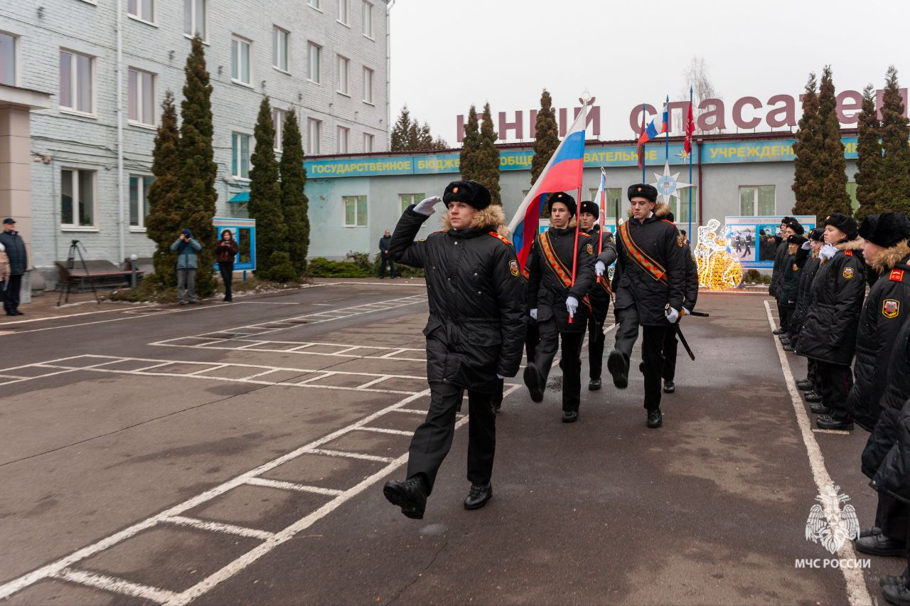 Трехстороннее соглашение подписано в Брянской области   Вчера состоялось подписание соглашения о сотрудничестве и совместной деятельности между Академией ГПС МЧС России, Главным управлением МЧС России по Брянской области и Клинцовской кадетской школой «Юный спасатель» им. Героя Советского Союза С.И. Постевого.   Документ регламентирует взаимодействие сторон в части популяризации профессий чрезвычайного ведомства, вовлечения детей в мероприятия гражданско-патриотической направленности, создания новых условий для осуществления образовательной деятельности по программам среднего общего образования, подготовки обучающихся к государственной службе, формирования общественного сознания и гражданской позиции молодёжи, повышения практических навыков по основам безопасности жизнедеятельности.   Руководство школы отметило, что для них это исторический день, ведь благодаря данному соглашению у ребят появилась уникальная возможность ближе познакомиться с профессиями чрезвычайного ведомства и после окончания школы стать студентами Академии и сотрудниками МЧС России.   Соглашение о сотрудничестве подписали начальник Академии ГПС МЧС России Вячеслав Бутко, начальник Главного управления МЧС России по Брянской области Дмитрий Енин и директор кадетской школы «Юный спасатель» им. Героя Советского Союза С. И. Постевого Ирина Чистякова.  #МЧСпоБрянскойОбласти     МЧС Брянской области в ТГ   ГУ МЧС России по Брянской области в ВК   МЧС Брянской области в ОК