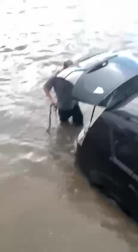 Ливень затопил Проспект Победы, автомобиль ушел под воду