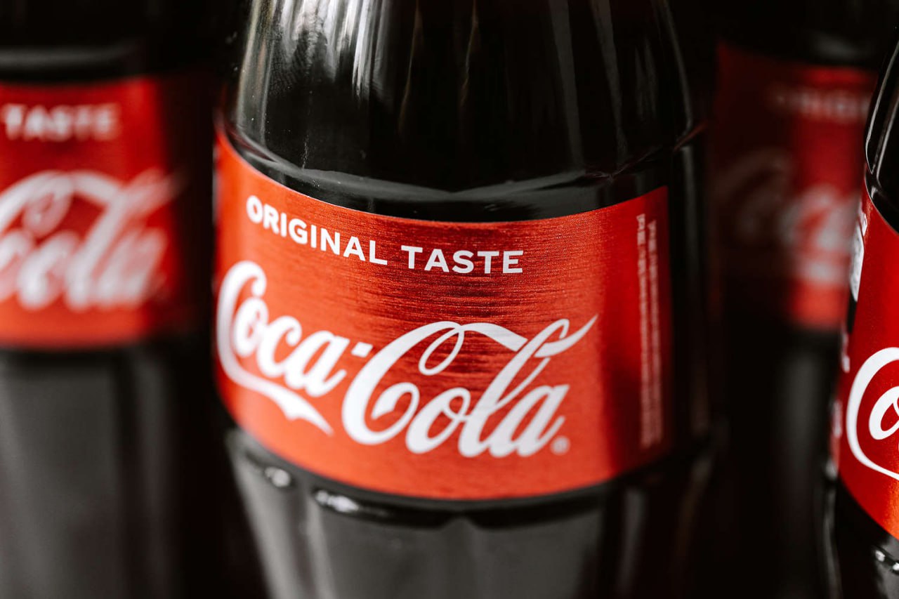 Coca Cola продлила права на товарный знак в России The Coca Cola Company на десять лет продлила срок действия права на товарный знак Coke на территории России Об этом сообщает ТАСС Заявка на товарный знак будет действовать на территории страны до 14 августа 2035 года Знак прошел регистрацию по одному классу международной классификации товаров и услуг МКТУ безалкогольные несолодовые напитки и сиропы для изготовления этих напитков Впервые заявка на товарный знак Coke поступила в мае 1946 года и в июне прошла официальную регистрацию Компания многократно продлевала права на этот товарный знак Последнее продление было до 14 августа 2025 года В марте 2022 года компания приостановила реализацию продукции на территории России но в российских магазинах можно купить напитки Coca Cola которые завозятся из других стран