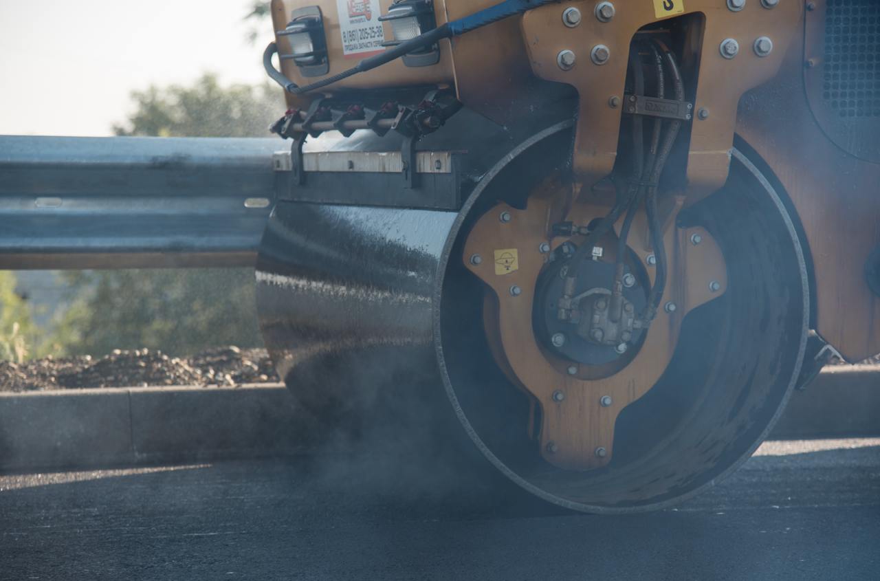 В Владимиров Краевой проект Дорога к ветерану будет продолжен в 2026 году В ходе совмещенной прямой линии и пресс конференции губернатора заявил о продолжении в 2026 году реализации краевого проекта Дорога к ветерану Проект направлен на приведение в порядок местных автомобильных дорог ведущих к местам проживания защитников Отечества Стартовавший в прошлом году проект Дорога к ветерану это дань уважения тем людям которые защищали и защищают нашу страну Поэтому он обязательно будет продолжен во всех муниципалитетах нашего края подчеркнул глава Ставрополья Отметим в 2025 году на реализацию проекта было направлено более 800 млн рублей средства получили все муниципальные образования региона В рамках программы отремонтировано 49 участков местных дорог общей протяженностью 52 5 км