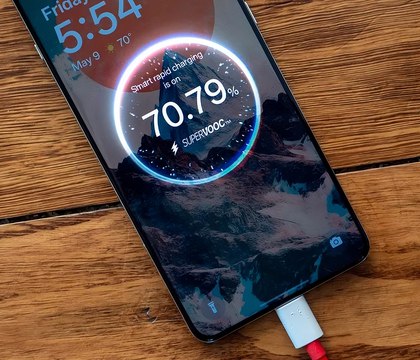 Двухлетнее исследование HTX показало что быстрая зарядка не приводит к деградации аккумуляторов Как сообщает Android Central команда YouTube канала HTX Studio провела двухлетнее исследование влияния быстрой зарядки на литий ионные и литий полимерные аккумуляторные батареи смартфонов Результаты оказались обнадеживающими ускоренная зарядка не приводит к деградации батарей