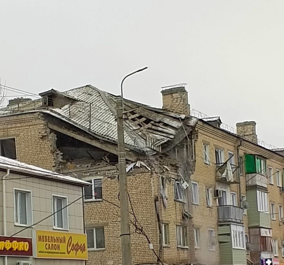 Четыре человека в том числе ребёнок пострадали при ЧП с газовым оборудованием в квартире в городе Петров Вал сообщили в администрации Волгоградской области По предварительной версии инцидент связан с нарушениями при эксплуатации газового оборудования Взрыв повлек частичное разрушение многоквартирного дома На месте работают спасатели и медики продолжают разбирать завалы РЕН ТВ в Telegram в MAX