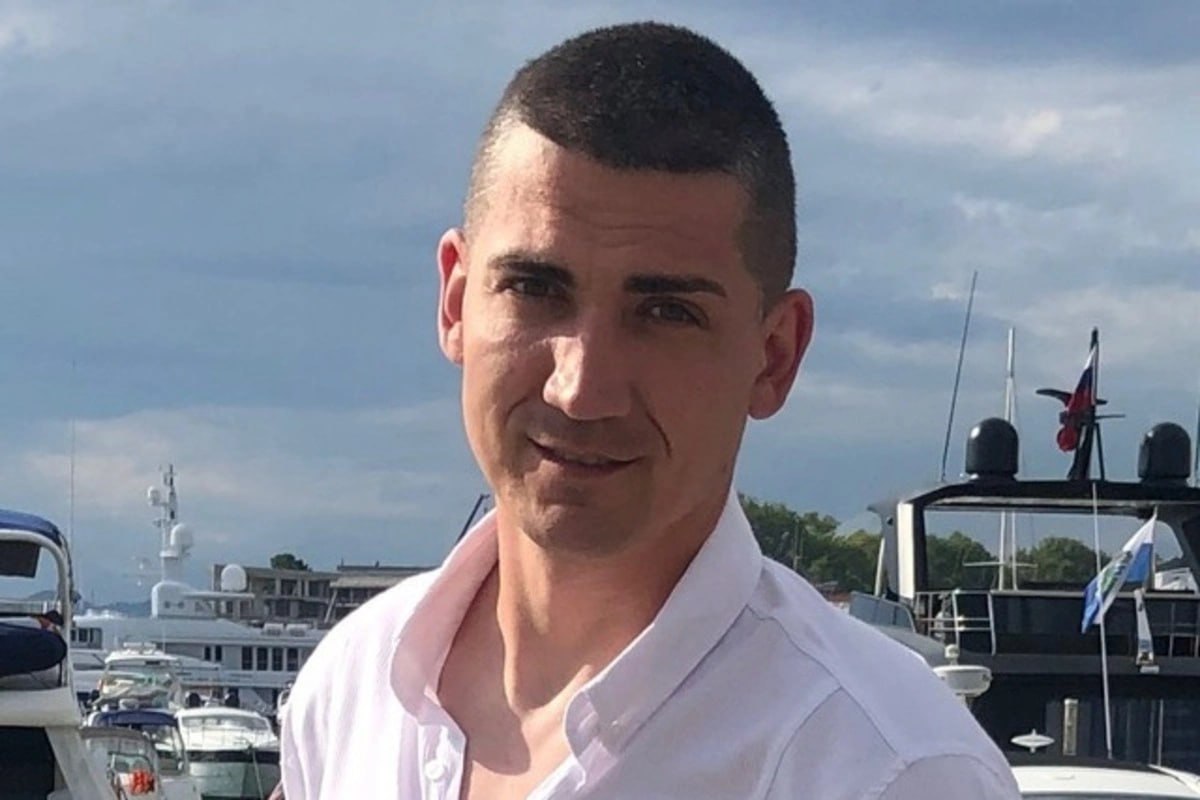 Против замначальника колонии в Харпе при котором погиб Навальный возбудили дело В ЯНАО возбудили уголовное дело о превышении полномочий против замначальника ИК 3 в Харпе Василия Выдрина той самой колонии где в 2024 году погиб Алексей Навальный Следствие считает что в 2021 2022 годах он использовал труд заключенных по тяжким и особо тяжким статьям для ремонта своего дома В прокуратуре подчеркнули что такие действия создавали риск побега и дискредитировали ФСИН ФСИН особенно возмутилась не тем что заключённых использовали как дешевую рабочую силу а тем что из за этого у общества могло сложиться неверное впечатление о произволе Реальность как водится оказалась виновата в первую очередь