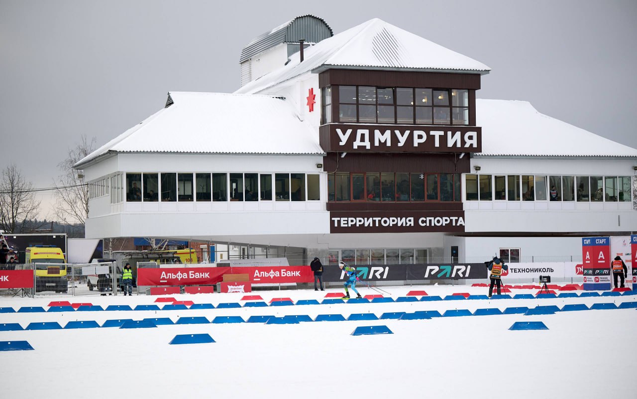 В Удмуртии стартует Чемпионат России Ижевская винтовка В Ижевске на этой неделе развернется главный биатлонный турнир страны Уже 8 января на комплексе имени А М Демидова стартует чемпионат России Ижевская винтовка За победу будут бороться сильнейшие спортсмены включая основные сборные России и Беларуси Об этом сообщает пресс служба Главы и Правительства Удмуртии Откроет программу состязаний 8 января индивидуальная гонка та самая дисциплина с которой началась история Ижевской винтовки в 1969 году Победителей ждут не только почётные награды такие как Кубок Александра Привалова но и эксклюзивные призы отражающие культуру и традиции Удмуртии Фото пресс служба Главы и Правительства Удмуртии Подписаться на нас Telegram MAX