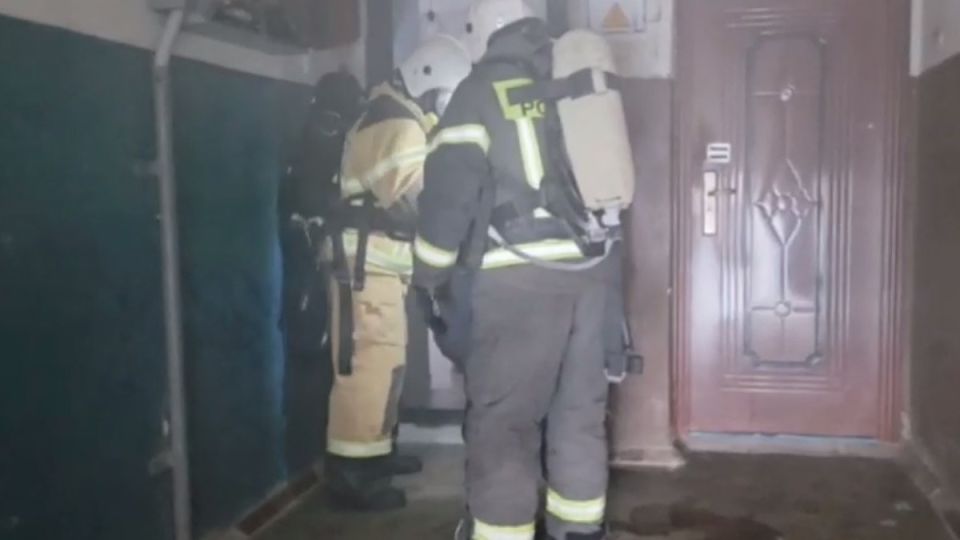 В Нижнегорском районе горела пятиэтажка оттуда эвакуировали 15 человек В Нижнегорском районе Крыма горел пятиэтажный дом оттуда эвакуировали 15 человек Об этом сообщили в пресс службе республиканского главка МЧС В селе Михайловка загорелась пятиэтажка На место прибыли пожарные Из за задымления на последних этажах пятиэтажки была проведена эвакуация 15 жильцов рассказали в министерстве Как уточнили в чрезвычайном ведомстве из дома вывели девять взрослых и шестерых детей Выяснилось что в одной из квартир загорелся диван Пожарные потушили огонь К счастью в результате случившегося никто не пострадал Площадь возгорания составила три квадратных метра Дознаватели МЧС России выдвинули вероятную причину пожара замыкание электропроводки говорится в сообщени Подробнее