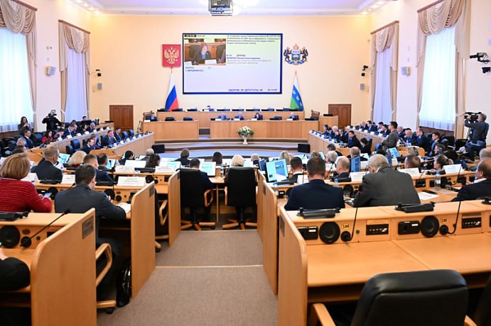 На прошлой неделе 17 октября состоялось сорок второе заседание регионального парламента В ходе заседания депутаты рассмотрели информацию правительства Тюменской области о реализации закона Об отдельных вопросах предоставления в безвозмездное пользование земельных участков находящихся в государственной или муниципальной собственности Ее представил заместитель губернатора региона Андрей Киселев Программа работает более 5 лет и способствует закреплению востребованных специалистов в сельской местности создавая дополнительные стимулы для проживания и профессиональной деятельности на селе Парламентарии высоко оценили темп программы правом на получение земельных участков по состоянию на 1 августа 2025 года воспользовались 42 человека Это нужные для села специалисты учителя врачи узких специальностей кардиолог хирурги анестезиолог реаниматолог уролог и пр терапевты медсестры а также зоотехник и даже мастер по гиревому спорту   Напомним у жителей Тюменской области работающих на селе в сферах образования здравоохранения сельского хозяйства социальной сфере есть возможность получить бесплатно земельный участок За получением земли работникам этих сфер нужно обратиться в администрацию по месту жительства Земельные участки находящиеся в муниципальной собственности могут быть предоставлены таким специалистам на срок до 6 лет для ИЖС или ведения личного подсобного хозяйства Программа работает во всех муниципалитетах Тюменской области являющихся сельскими поселениями кроме Тюменского муниципального округа и территории города Заводоуковска По истечении пяти лет со дня предоставления участка в безвозмездное пользование гражданин имеет право оформить землю в собственность Для этого ему нужно использовать участок в соответствии с целями предоставления например построить дом и продолжать работать по основному месту работы duma72 ru ВКонтакте Telegram канал