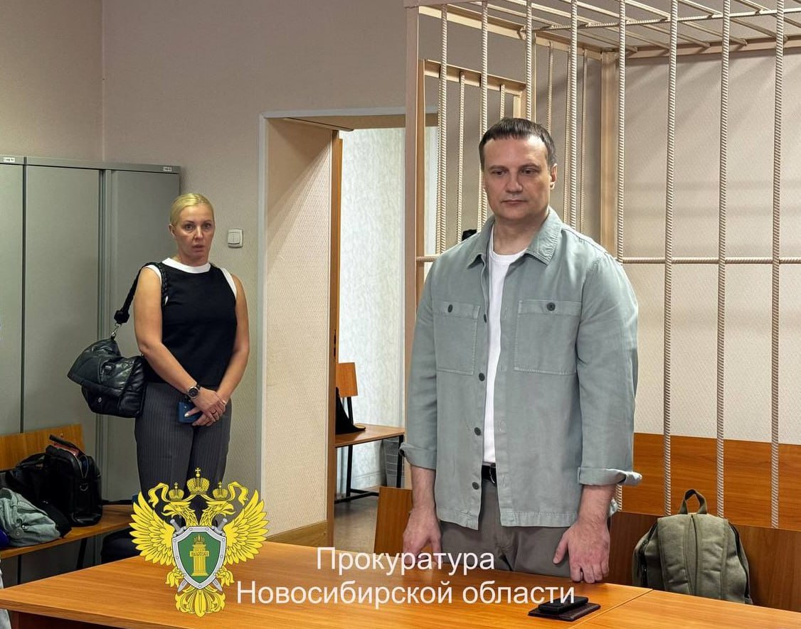 Вышестоящий суд изменил приговор министру ЖКХ Новосибирской области Денис Архипов в июне этого года был признан виновным в злоупотреблении должностными полномочиями по делу о мусорной реформе Ему было назначено наказание сроком 1 5 года лишения свободы в исправительной колонии общего режима Но министра освободили в зале суда так как он уже отбыл этот срок в СИЗО и под домашним арестом При этом Архипов должен был вернуть в бюджет 220 млн рублей ТАСС сообщает что сегодня Новосибирской областной суд отменил многомиллионный штраф По решению суда Денис Архипов по прежнему лишен права занимать должности на государственной службе и в органах местного самоуправления однако он до сих пор является министром областного правительства Министерство уже полтора года возглавляет и о Подписаться на канал