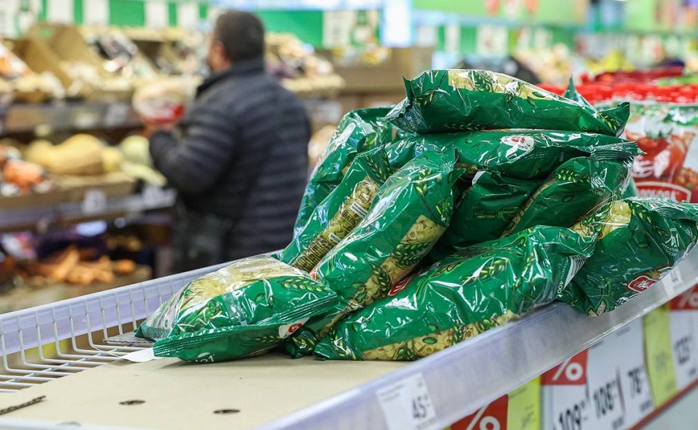 Большинство россиян создают спонтанные запасы продуктов на случай непредвиденных обстоятельств это свидетельствует о стремлении обеспечить свои семьи в условиях нестабильности Данные были получены в результате опроса проведенного компанией Х5 Клуб есть у РБК Согласно опросу 77 россиян имеют продуктовый запас на черный день Основу стратегического запаса формируют базовые продукты длительного хранения Запасы состоят из круп 79 макарон сахара и соли 68 чая и кофе 71 а также консервов 61 Каждый четвертый респондент считает важным иметь шоколад или конфеты Фото Сергей Булкин NEWS ru Global Look Press РБК в Telegram и MAX