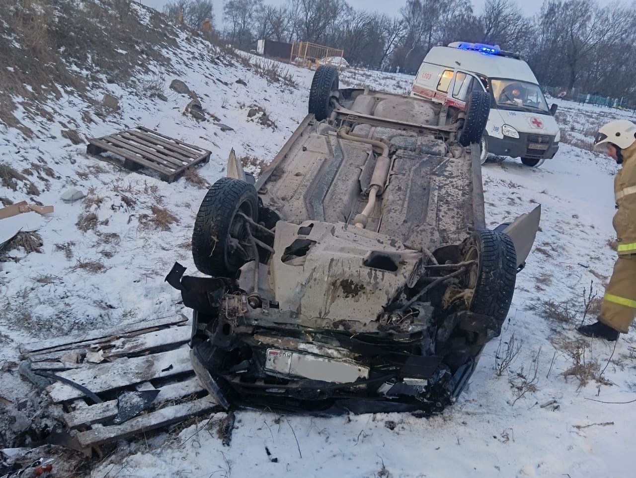 В Октябрьском районе Курской области произошла жёсткая авария. Водитель «Лады – Гранты» не справился с управлением и улетел в кювет, о последствиях не сообщается.  фото противопожарной службы Курской области     !