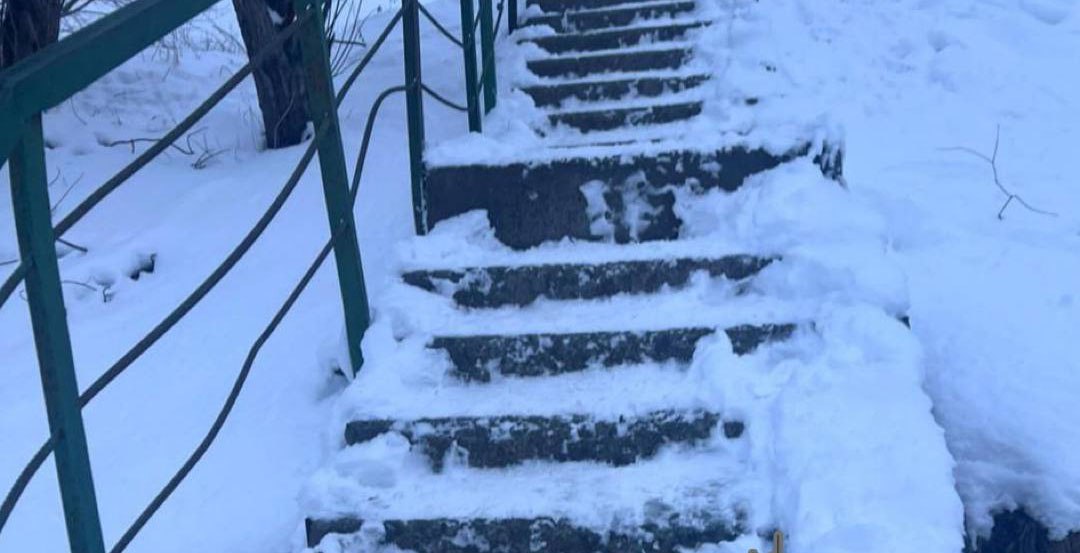 В Вилючинске девочка получила травму на нечищеной лестнице  На Камчатке в городе подводников школьница получила травму, спускаясь по нечищеной лестнице. Об инциденте сообщили жители города Вилючинска в социальных сетях. Нажмите для подробностей -