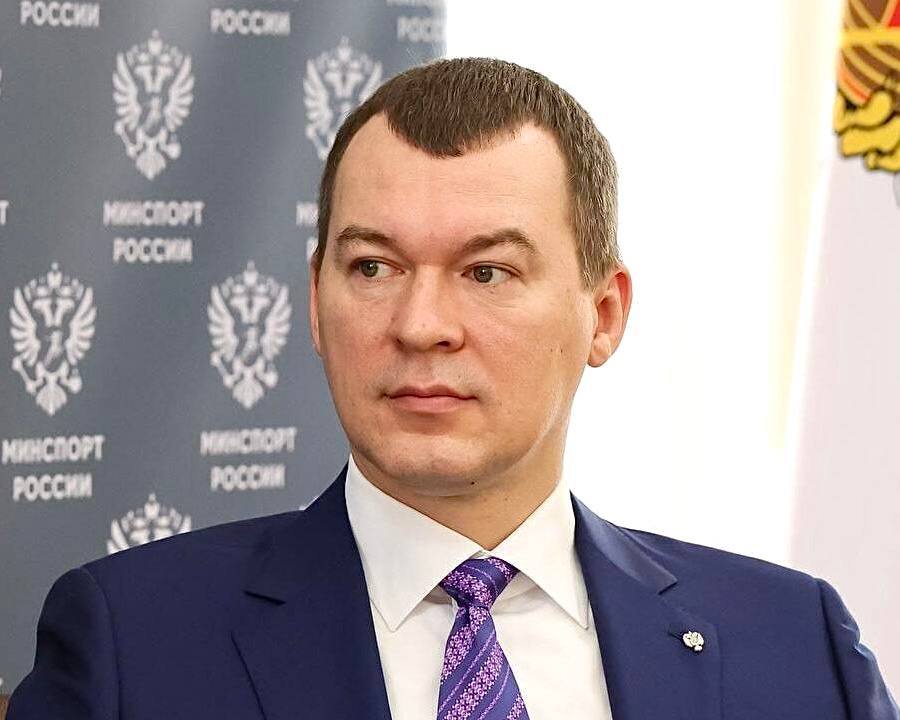 Министр спорта РФ Михаил Дегтярев считает, что ни одна страна не может развивать национальный спорт в отрыве от мирового. - Конечно, оценка решения об отстранении наших спортсменов от международных турниров во многих видах спорта однозначная - это происходит по политическим мотивам, это дискриминация. Мы лишены флага и гимна на Олимпиаде и на первенствах Европы и мира несправедливо. Тем не менее хлопать дверью и жечь мосты - это ошибочный путь. Например, Советский Союз, несмотря на все международные проблемы в период холодной войны, стабильно выступал на Олимпиаде, не отказывался от нее. Если мы откажемся, то уже через 1-2 поколения спортсменов уровень нашей подготовки заметно снизится и возвращение на мировую спортивную арену вряд ли будет триумфальным. Главной нашей целью остается полноценное возвращение в мировой спорт. Есть высокая уверенность, что членство Олимпийского комитета России будет восстановлено в МОК уже в ближайшей перспективе, а в 2028 году Россия сможет выступить на Олимпиаде под своим флагом и гимном. Уже этим летом наши спортсмены поедут на Универсиаду в Германию - впервые за 6 лет, - заявил Дегтярев. По словам Дегтярева, у России может появиться возможность выступить на Олимпиаде под своим флагом и гимном в 2028 году.