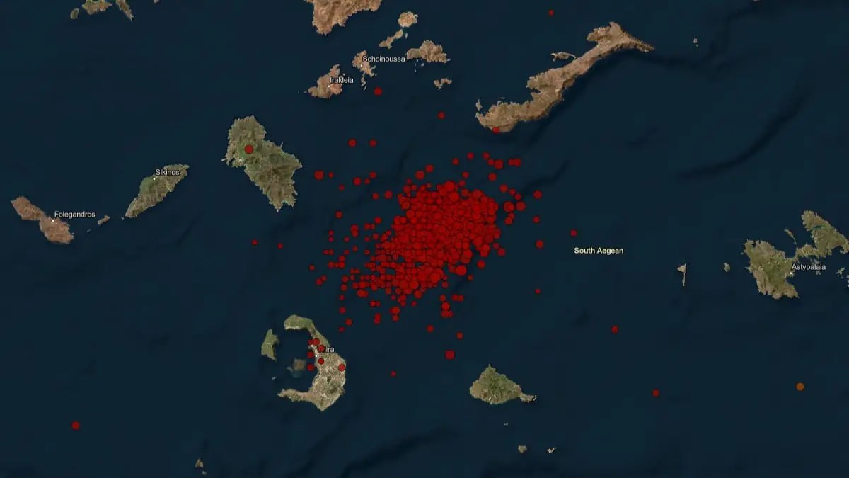 3 и 4 февраля 2025 года более 9 000 жителей и туристов были эвакуированы с острова Санторини из-за увеличения сейсмической активности, которая началась 28 января.   Сейсмологическая лаборатория Национального и Каподистрийского университета Афин  NKUA  зафиксировала более 2 500 землетрясений с июня 2024 года по 1 февраля 2025 года, причем более 1 200 из них произошли за последние три дня. С 1 по 4 февраля было зарегистрировано 43 землетрясения магнитудой выше 4,0, включая два самых сильных толчка магнитудой 5,0.  Ученые отмечают, что с августа 2024 года наблюдаются горизонтальные и вертикальные сдвиги в тектоническом поведении региона. Профессор геологии Университета Патр Авраам Зелилидис связывает землетрясения с магматическими движениями, вызванными погружением Африканской плиты под Евразийскую.  Сейсмологи разделились во мнениях относительно риска крупного землетрясения. Некоторые считают, что серия толчков может стабилизироваться, другие предупреждают о возможности землетрясения магнитудой выше 6,0.