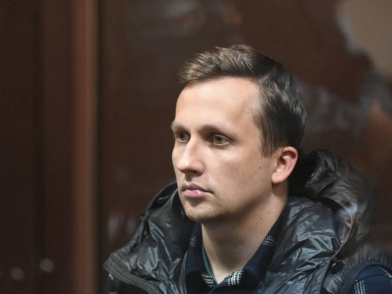 Сообщника Артема и Валерии Чекалиных Романа Вишняка приговорили к 2 5 годам исправительной колонии общего режима по делу о незаконном выводе из РФ более 250 млн рублей Также ему назначен штраф 500 тысяч рублей Предприниматель полностью признал вину и заключил досудебное соглашение о сотрудничестве Он разработал сайт и приложение а также открыл счета в Эмиратах для реализации марафонов Лерчек Согласно показаниям Вешняка Артём Чекалин организатор преступной схемы а Валерия была ответственной за рекламную съёмку Подписаться на Москва 24 Наши каналы Новости в MAX