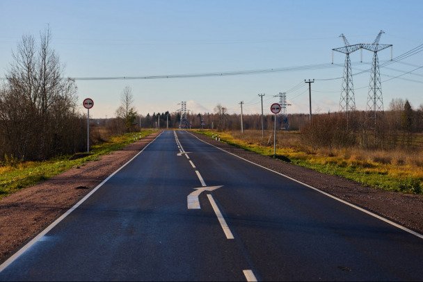 В Ленобласти за два года обновят дороги к 50 садоводствам  Работы планируются в Выборгском, Тосненском, Кингисеппском, Всеволожском, Ломоносовском, Киришском, Лужском, Волховском, Приозерском районах и Гатчинском округе. В частности, во Всеволожском районе отремонтируют трассу «Мяглово – Кузьминки», в Тосненском - подъезды к деревне Кюльвия, к массиву «Черная Грива», в Киришском районе - подъезд к массиву «Посадников остров».  О проведении работ жителей будут оповещать заранее.  Фото: тг-канал Ленавтодора