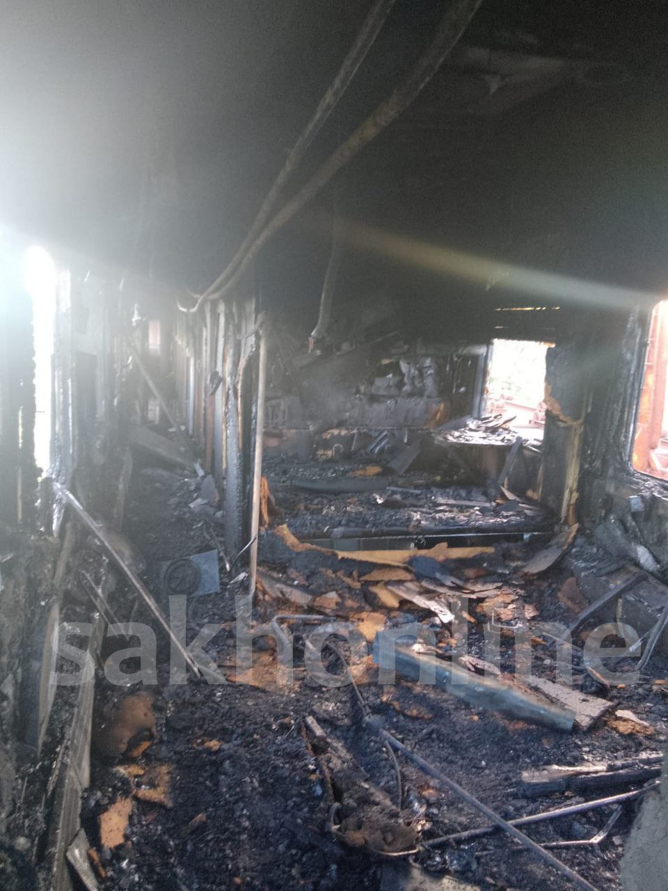 Вагон был нерабочим в Поронайске ликвидировали возгорание на железной дороге Подробности происшествия сообщил info65mchs Тревожный сигнал о пожаре на тупиковой ветке в районе улицы Победы поступил диспетчеру в 16 46 Огнеборцы прибыли через 6 минут в это время объект горел изнутри на площади 55 квадратных метров 5 сотрудников на 2 единицах техники смогли локализовать пожар в 17 17 и полностью ликвидировать в 18 28 Погибших и пострадавших нет вагон не эксплуатировался Подписаться на нас sakhonline Прислать нам новость Sakhonlinebot