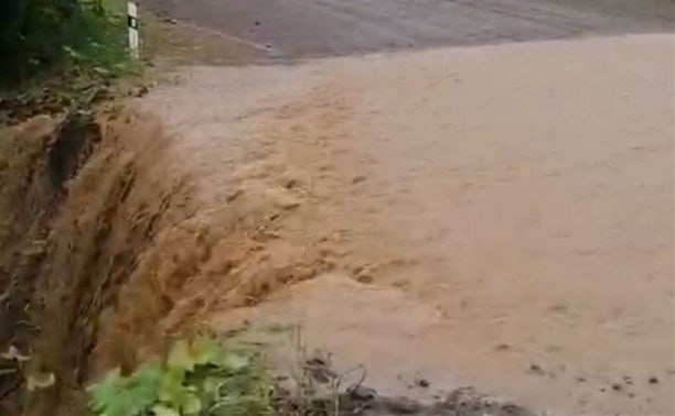 На 46 километре автодороги аэропорт Шахтёрск Бошняково заменят водопропускную трубу Из за обильных дождей 25 августа на 46 километре дороги аэропорт Шахтёрск Бошняково растительность и грязь засорили трубу что привело к подъёму воды и частичному разрушению дороги В настоящее время подрядная организация АО Углегорское ДРСУ выполняет подготовительные мероприятия мобилизацию дорожной техники завоз инертных материалов и доставку водопропускной трубы для замены действующей Сейчас на участке работают экскаватор и бульдозер сообщил руководитель ГКУ Управление Сахалинавтодор Вадим Думанский Частичное разрушение полотна не повлияло на транспортное сообщение между населёнными пунктами в Углегорском районе проезд на участке обеспечен сообщают в министерстве транспорта Сахалинской области Прислать новость Подписывайся на АСТВ ру