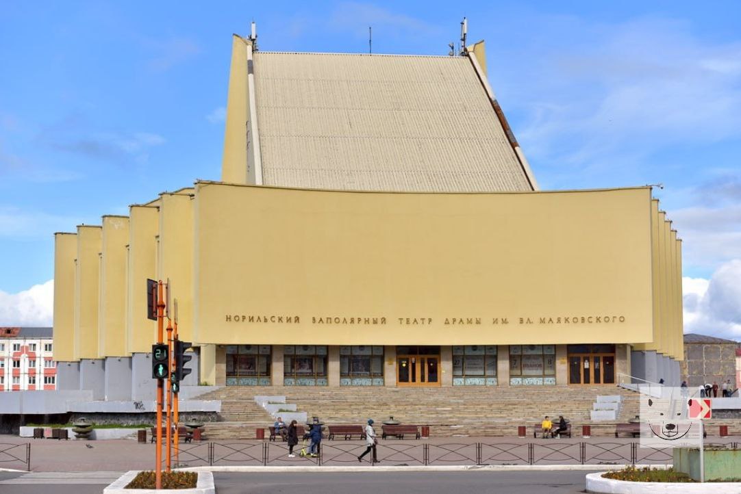 В Норильске ищут подрядчика на капремонт Заполярного театра драмы им Владимира Маяковского Такой тендер появился на Госзакупках Ожидается что исполнитель приведёт в порядок фасад и входные группы Работы пройдут по проекту обновления культурного объекта Заявки от потенциальных подрядчиков принимают до 3 сентября после проведут конкурс Стоимость работ 159 миллионов рублей Финансировать их будет сам театр Ремонт должны завершить до 30 октября 2026 года Отметим до 1 ноября 2025 года должны закончить благоустройство Театральной площади Если у вас есть интересные новости пишите нам сюда severokraibot