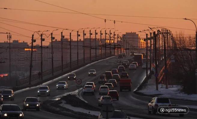 И опять мост у Телецентра, да… Новость «два в одном».   Ограничения на правой стороне моста продлятся до августа-сентября 2025 года. А 30 сентября 2025 года планируется перекрыть левую сторону.   После перекрытия правой части  30 ноября  оставят четыре полосы для движения в обе стороны — на Левобережье и к Телецентру.   Полосы будут узкими, всего 2,75 метра — два года без обгона автобусов, получается.