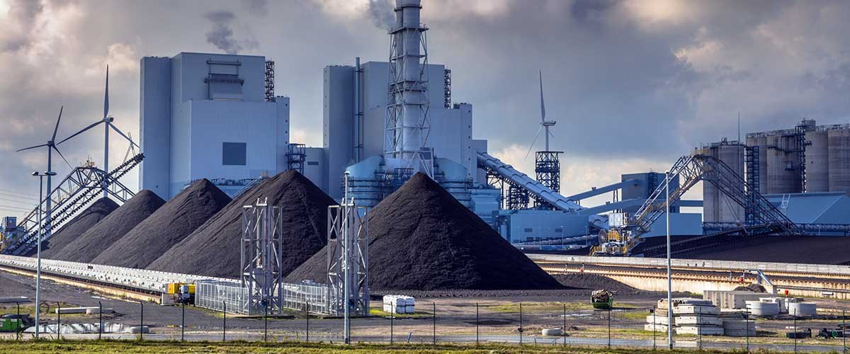 Минэнерго США выделит 100 миллионов на реконструкцию и модернизацию существующих угольных электростанций Ранее обещали 625 миллионов на расширение угольной генерации В течение многих лет администрации Байдена и Обамы безжалостно преследовали американскую угольную промышленность и её работников что привело к закрытию надёжных электростанций и росту цен на электроэнергию заявил министр энергетики США Крис Райт Интересно если демократы следующие президентские выборы выиграют сразу снесут geonrgru YouTube sponsr ru