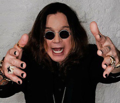 Британский рок-музыкант Оззи Осборн и другие участники группы Black Sabbath в последний раз выступили перед публикой в городе Бирмингем. Об этом сообщает газета Independent. Вместе с артистом также выступили гитарист Тони Айомми, бас-гитарист Гизер Батлер и барабанщик Билл Уорд. Музыканты исполнили в том числе такие хиты, как War Pigs, NIB, Iron Man и Paranoid. Отмечается, что Осборн во время концерта сидел на «черном крылатом» троне из-за болезни Паркинсона.