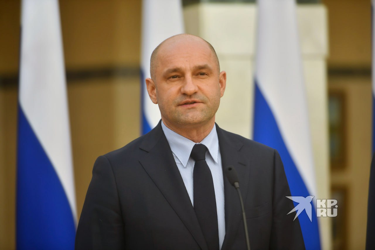 Полпред президента в УрФО Артем Жога раскритиковал движение «Русская община» На встрече с журналистами он заявил, что его участники, представляющиеся дружинниками, «иногда перебарщивают». По его мнению, медиа и telegram-каналы, заточенные под борьбу с мигрантами, «во многом вносят вклад в нарастание истерии по поводу межнациональной розни». Я в паспорте украинец, а кто-то из вас русский. Вот мы в автобусе столкнемся, а в медийном поле напишут: «Русский избил украинца» или наоборот. Потому что идет СВО. Два человека не поделили что-то на дороге, а это освещается так: «Чеченец, дагестанец» кто угодно — подрался с русским». В чем-то это вклад telegram-каналов, которые под это заточены. Их задача расшатать ситуацию изнутри. Западные «партнеры» этим часто пользуются. Опять же, практика на Украине - они же на этом и начинали, - сказал Жога. Полпред признал, что сейчас в стране есть сложности в миграционной политике, но идет работа по решению этой проблемы. Подпишись на «КП-Екатеринбург»