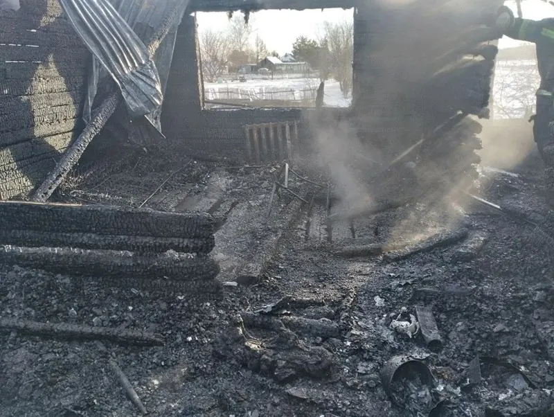 Женщина и девочка погибли на пожаре в Новосибирской области Два человека погибли на пожаре в селе Кошево в Мошковском районе Новосибирской области Пожар произошел рано утром 18 апреля К прибытию пожарных дом на улице Садовая был полностью в огне произошло обрушение кровли В течение получаса огнеборцы ликвидировали пожар на общей площади 99 квадратных метров Во время разбора и проливки сгоревших конструкций пожарные обнаружили погибших сообщили в МЧС Жертвами пожара стали женщина и 11 летняя девочка Причину происшествия устанавливает следственно оперативная группа Возбуждено уголовное дело сообщает СК региона Фото СК по Новосибирской области Подписаться Прислать новость Помочь бустами