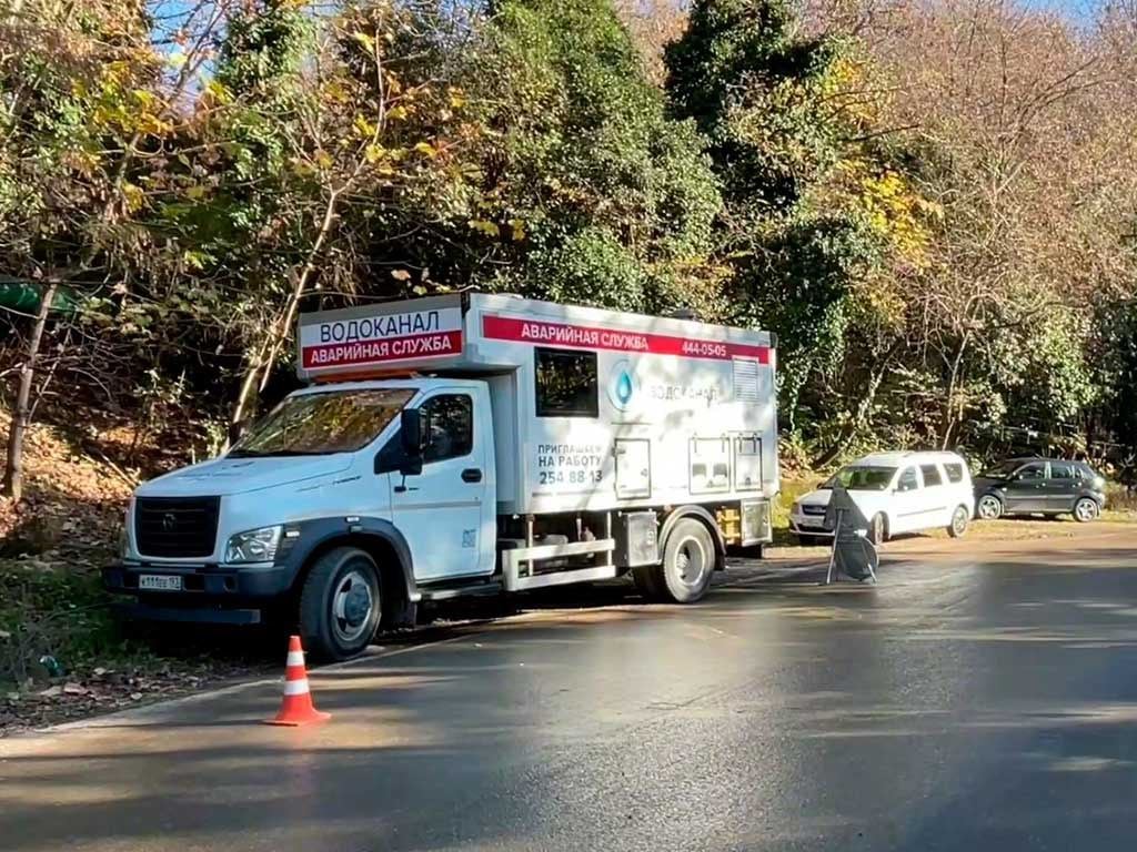 Сочинский Водоканал ликвидирует аварию в Хостинском районе  Аварийно-восстановительная бригада Водоканала оперативно ликвидирует нештатную ситуацию на водоводе в районе дома 10/18 по Новороссийскому шоссе. Специалисты провели подготовительные мероприятия, обеспечив доступ к аварийному участку, и приступили к сварочным работам, сообщает пресс-служба коммунального предприятия.  Коммуникация является резервной веткой, поэтому на время проведения работ водоснабжение местных жителей отключать не будут.  Завершить весь комплекс восстановительных мероприятий…  Подробнее