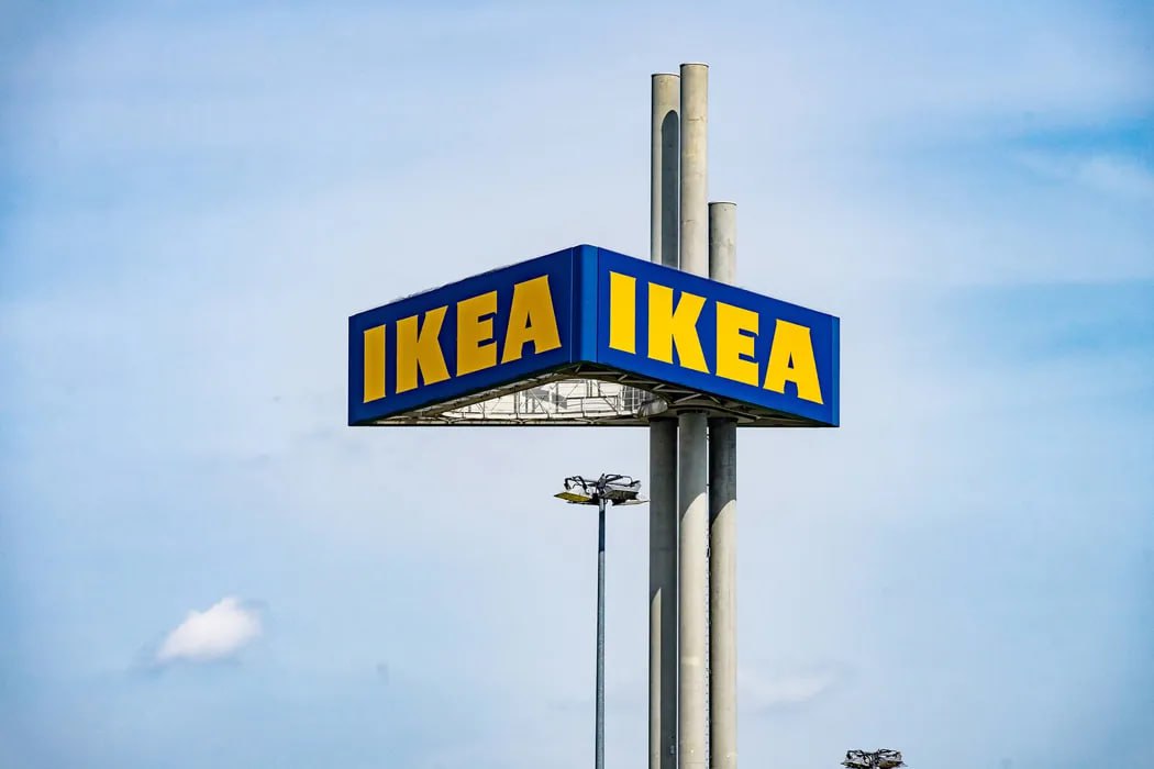 IKEA может вернуться в Россию с новой концепцией без договора с ТЦ IKEA может вернуться в Россию, но уже с новой концепцией и без возобновления работы на базе торговых центров «Мега», считает управляющий директор Российского совета торговых центров Олег Войцеховский. Хотя в сентябре истекает срок обратного выкупа шведской компании, это вряд ли заставит ее торопиться, поскольку договорные обязательства всегда можно пересмотреть, заявил он НСН. Все детали договора по сотрудничеству с «Мегой» — коммерческая тайна, однако никакой бизнес не отказывается полностью от работы в любой стране, отметил эксперт. По его словам, компания всегда будет работать там, где её устраивают условия хотя бы по минимальному набору критериев. «Поэтому я думаю, что IKEA вернется. Вопрос только в том, обязывает ли их торопиться тот факт, что в сентябре истекает срок обратного выкупа», — подчеркнул Войцеховский.