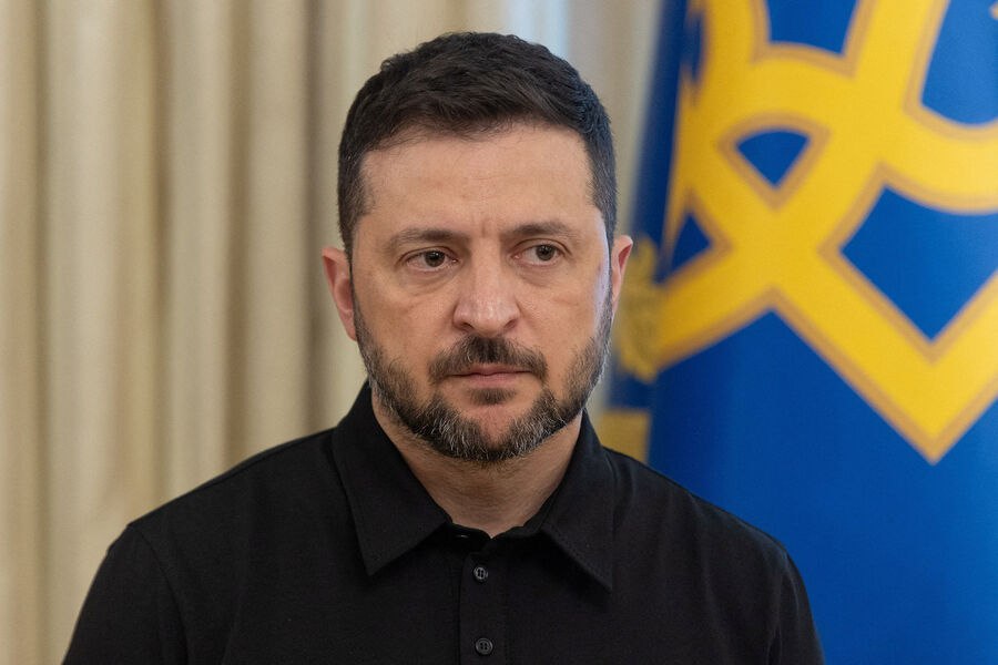 Владимир Зеленский сообщил об ожидающихся важных переговорах по Украине Они состоятся с его участием на следующей неделе Других подробностей он не привёл По словам главы государства делегации из Киева и Вашингтона в конце этой недели продолжат работу над положениями мирного плана Дональда Трампа Наша команда вместе с американскими представителями уже на этой неделе в конце недели продолжит приближать пункты которые есть у нас по результатам Женевы к такой форме которая выведет на дорогу к миру и гарантиям безопасности Будет встреча делегаций Украинская делегация будет хорошо подготовлена и настроена на предметную работу Мы и сейчас на связи с американской стороной и нашими европейскими друзьями сказал Зеленский в видеообращении опубликованном в его Telegram канале Подписаться на Говорит Москва Telegram VK MAX