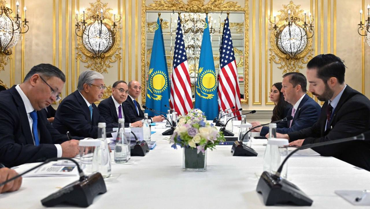 Касым Жомарт Токаев принял Специального представителя Президента США по делам Южной и Центральной Азии Серджио Гора Президент поздравил Серджио Гора c назначением на пост Специального представителя Президента США по делам Южной и Центральной Азии и посла США в Индии отметив что Правительство Казахстана будет оказывать всестороннюю поддержку его миссии Глава государства выразил готовность к продолжению диалога ориентированного на достижение практических результатов по дальнейшему укреплению казахско американского стратегического партнерства Особое внимание в ходе беседы было уделено развитию торгово экономического взаимодействия Как подчеркнул Касым Жомарт Токаев наша страна является ключевым экономическим партнером США в Центральной Азии Собеседники также обменялись мнениями по актуальным вопросам международной и региональной повестки