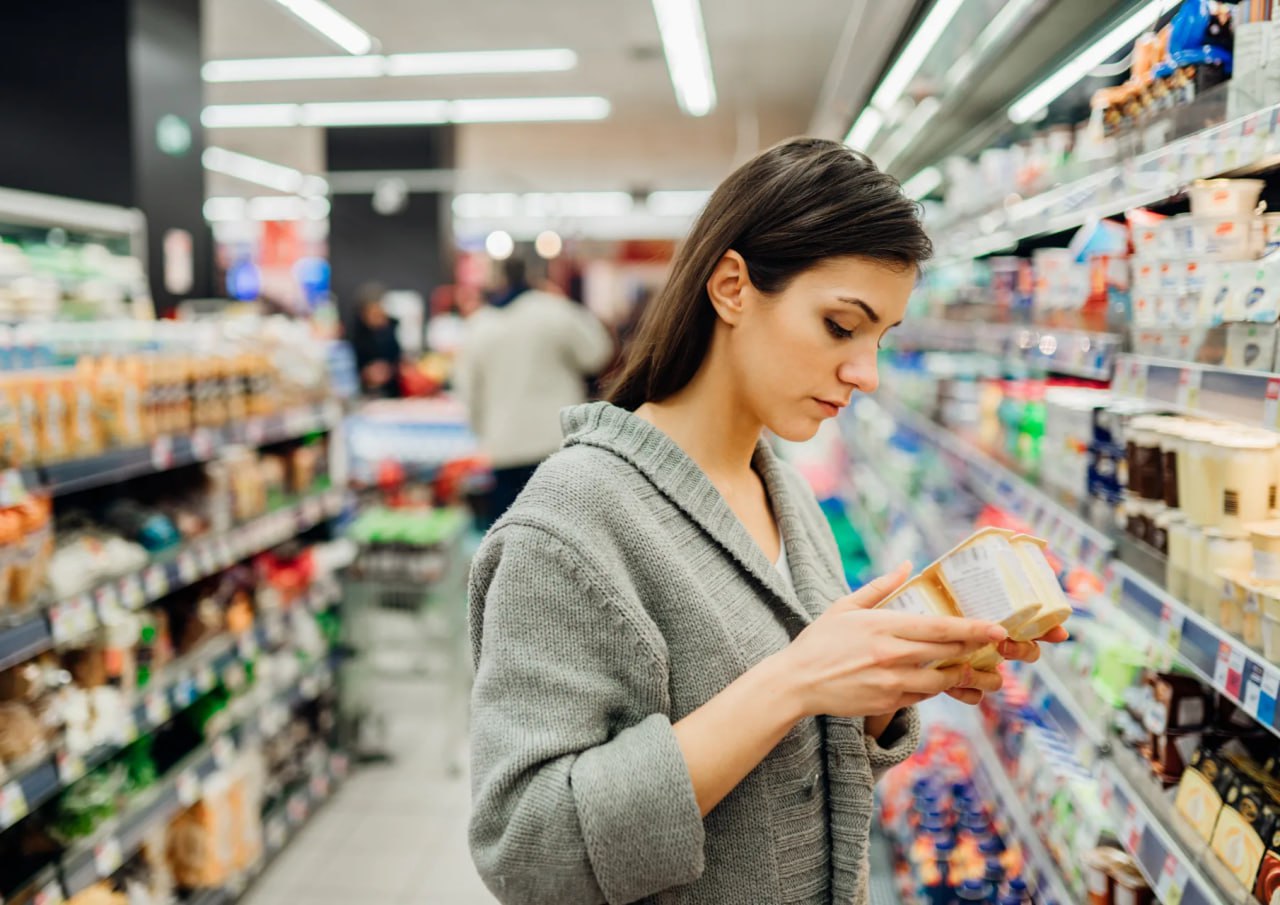 В Роспотребнадзоре рассказали об опасных маркировках "Е" на продуктах Маркировка "Е" на упаковках продуктов питания указывает на наличие пищевых добавок, которые были одобрены для использования в странах Европейского союза и соответствуют установленным стандартам безопасности. Они могут быть как натурального, так и синтетического происхождения. Несмотря на это, не все добавки одинаково безопасны, предупредили в Роспотребнадзоре. К таким добавкам относятся: 0 Е102, или тартразин - искусственный краситель, который может вызывать аллергические реакции у некоторых людей; 0 Е110, или желтый краситель - также может провоцировать аллергические реакции и гиперактивность у детей; 0 Е250, или нитрит натрия - консервант, который может образовывать канцерогенные вещества при высоких температурах. 0 В ведомстве предупредили, что запрещенными в РФ пищевыми добавками являются Е121, Е123, Е124, Е210, Е211, Е213.