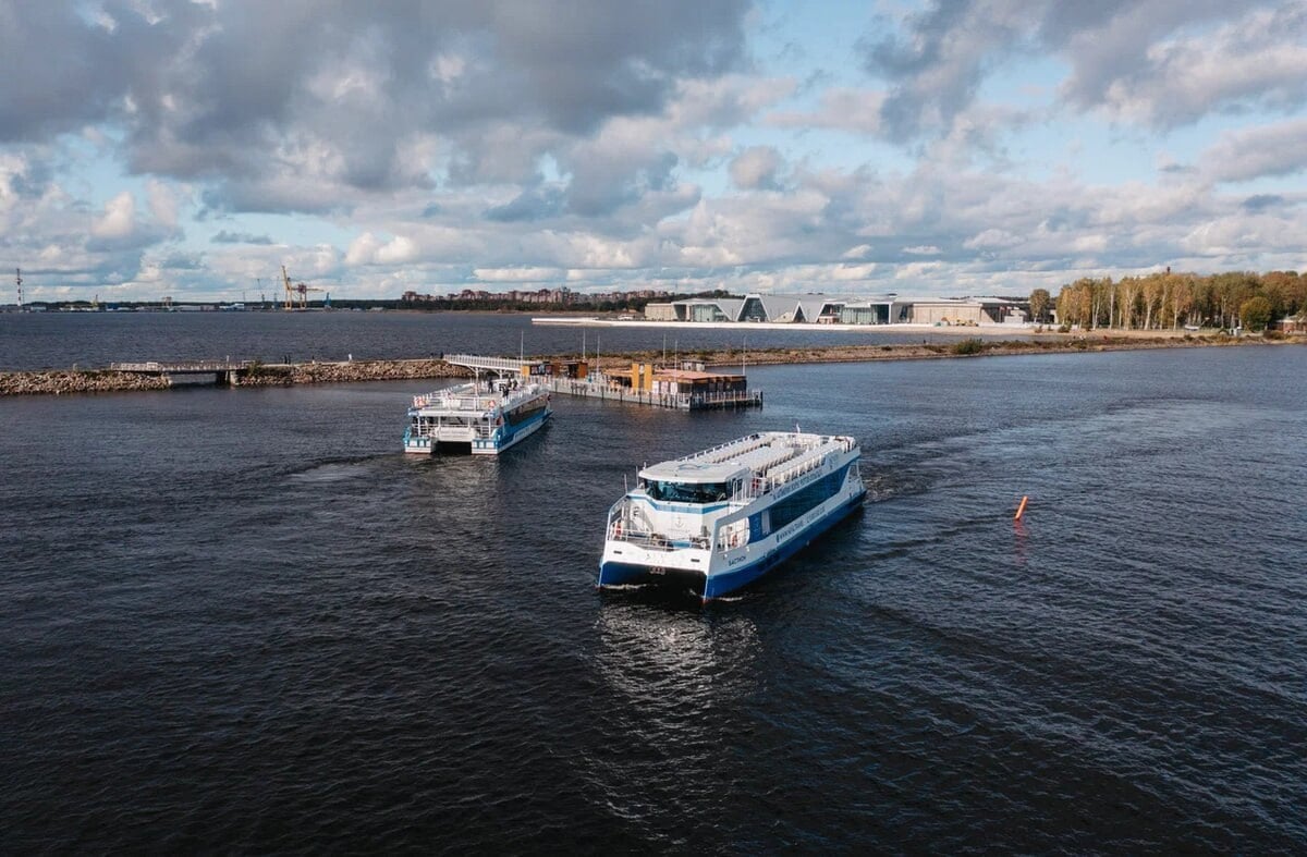 Свыше 106 000 человек добрались из Петербурга в Кронштадт по воде за сезон в 2024 г.  В период навигационного сезона с 15 апреля по 11 ноября 2024 г. более 106 000 человек воспользовались скоростной линией от центра Санкт-Петербурга до причала «Остров фортов» и обратно.    Всего в этом году жители и гости Кронштадта совершили более 200 000 поездок водным транспортом, сообщила пресс-служба АНО «Остров фортов».   В этом году на маршруте работали четыре новых судна проекта «Котлин». Еще 2 будут построены и введены в эксплуатацию в 2025 г. Кроме того, в сентябре на маршрут впервые вышел новый катамаран «Бастион» проекта «Соммерс». В следующем году на линии будут работать еще три аналогичных судна.   : АНО «Остров фортов»    Подпишитесь на «Ведомости Северо-Запад»