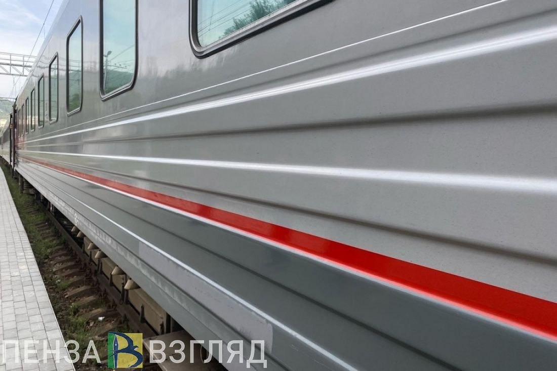 Пензенец попытался завладеть 670 вагонами через поддельные документы 41 летний житель Пензенской области попал под уголовное дело за мошенничество с железнодорожными вагонами Мужчина изготовил фиктивные договоры поставки на 670 вагонов которые подлежали национализации на территории ЛНР и ДНР Для реализации схемы пензенец отправил поддельные контракты в ФГУП Железные дороги Новороссии вместе с заявлением о розыске имущества Преступление выявили сотрудники УФСБ России по Пензенской области и Луганской Народной Республике В настоящее время продолжается расследование уголовного дела Правоохранители выясняют все обстоятельства преступления и возможных соучастников мошеннической схемы с железнодорожным имуществом сообщает пресс служба УФСБ по Пензенской области Подписаться на Пенза Взгляд