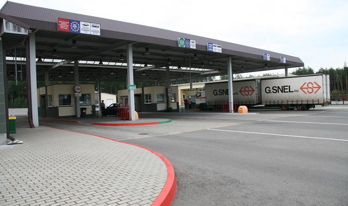 Глава МВД грузовики застрявшие в Беларуси планируется впустить в Литву через КПП Шальчининкай Министр внутренних дел Владислав Кондратович заявил что правительство работает над тем чтобы разрешить проезд литовских грузовиков через пункт пропуска Шальчининкай Сейчас у терминала этого КПП находится около 500 транспортных средств Беларусь запретила движение литовских грузовиков по своей территории и они не могут проехать в другие пункты Министр сообщил что Литва передаст белорусской стороне сообщение о возможности возвращения машин через Шальчининкай Если будет достигнута договорённость о том что будут проезжать именно те транспортные средства которые фактически находятся в нейтральной зоне мы обязательно будем двигаться дальше а там посмотрим пояснил министр www delfi lt a 120170442