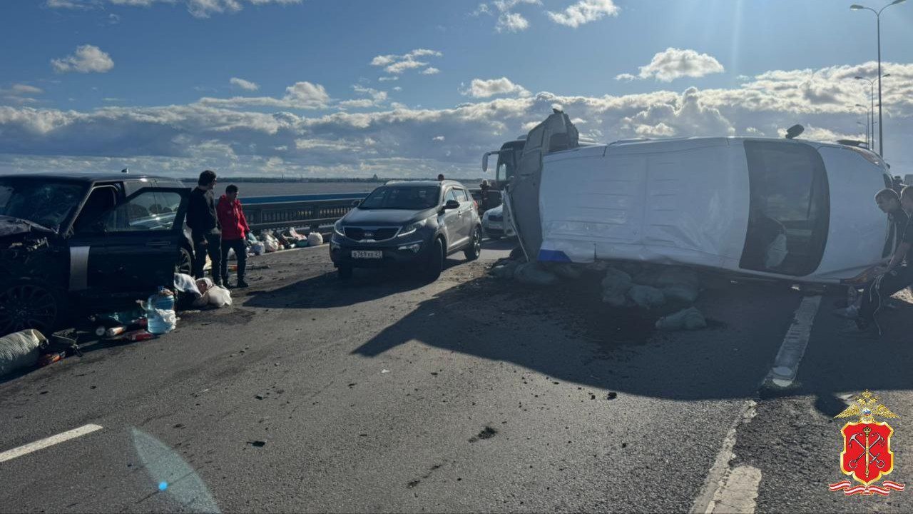 На КАД Петербурга произошло два ДТП с пострадавшими  Сегодня, 16 августа, на кольцевой автодороге произошло два серьёзных ДТП, в которых пострадали несколько человек.  Первое столкновение случилось в 15:25 на 41-м километре внешнего полукольца. 29-летний водитель автомобиля «Соллерс Атлант» не справился с управлением и наехал на «Ладу Ларгус», «Мерседес-Бенц Спринтер» и стоявшего рядом с машиной 56-летнего мужчину. В результате пострадали два человека, в том числе ребёнок.  Второе ДТП произошло около 17:40 на 133-м километре КАД с участием нескольких автомобилей. По предварительным данным, пострадали четыре человека, двое из них находятся в тяжёлом состоянии.  Полиция проводит проверку по фактам произошедшего.  Фото: ГУ МВД РФ по Петербургу и Ленинградской области Петербургский дневник
