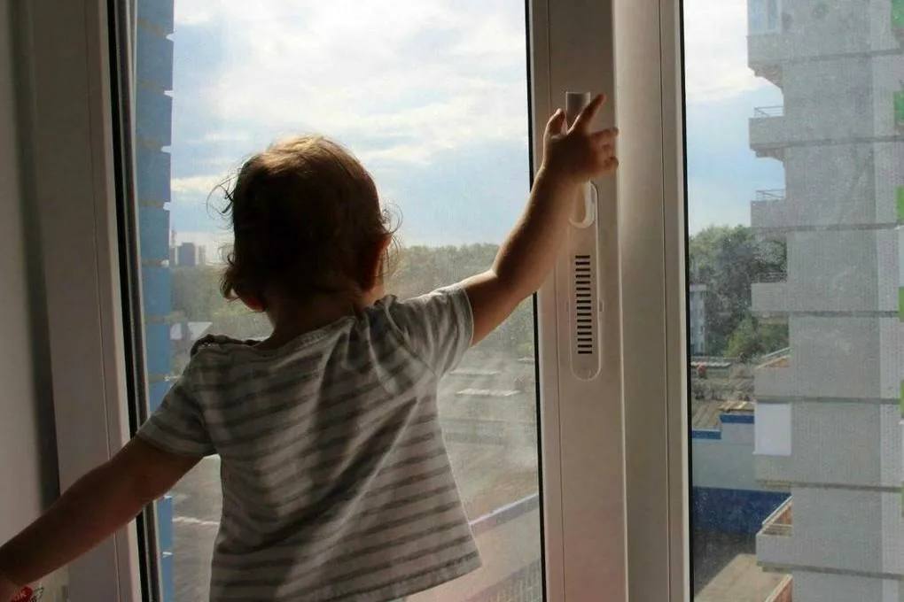 С начала года в области из окон выпали 15 детей С начала 2025 года в Свердловской области 15 детей выпали из окон. Последний случай произошёл 1 мая: двухлетний малыш выпал из окна с пятого этажа, когда мама на минуту спустилась к машине. От полученных травм ребёнок скончался в больнице. Во избежание несчастных случаев в свердловский Минздрав рекомендует поставить тяжелые предметы на подоконник, чтобы ребенок не мог их сдвинуть, снять ручки с окон или установить запирающие устройства на окна по принципу «ключ-замок». В Екатеринбурге пенсионерка выпала из окна и приземлилась на машину.