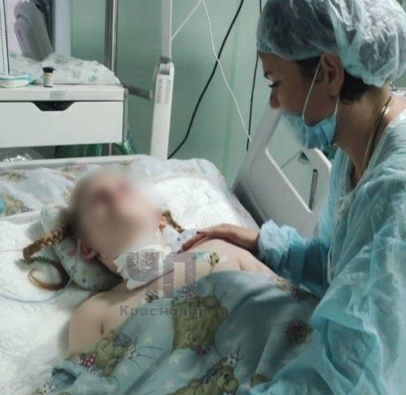 Девочка-подросток впала в вегетативное состояние в результате лечения в Краснодарской краевой больнице! 10 апреля у 14-летней жительнице краевого центра поднялась высокая температура и появилась сыпь. Вызванный врач прописал противовирусные и посоветовал обратиться к дерматологу. Казалось бы, обычная простуда... Но все обернулось настоящим кошмаром. Чуть позже девочка потеряла сознание. Её экстренно госпитализировали. Врачи диагностировали диабет и подключили к ИВЛ. На следующий день ребёнка перевели в реанимацию краевой детской больницы. Там врачи удалили гнойное воспаление и лечили сепсис. 15 мая школьницу перевели в общее отделение. Казалось, самое страшное позади. Но вечером ей стало тяжело дышать. Отец попросил медсестру прочистить трубку в горле, но, по его словам, та лишь посоветовала дать ребенку воды. Через некоторое время Алиса перестала дышать. Врачи начали судорожно подключать аппараты, но, как утверждает убитый горем отец, они не работали. Сейчас девочка находится в вегетативном состоянии. Семья обратилась за помощью к юристу. Проверяются три версии врачебных ошибок: невыявленный сепсис, скачок глюкозы в крови и забитая трубка в горле. Что же произошло на самом деле? Предстоит выяснить.