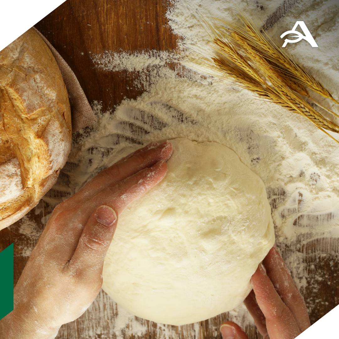 Ситуация на рынке хлеба и муки в России стабильная Минсельхоз Производство соответствует уровню прошлого года с января по октябрь выпущено более 5 млн тонн хлеба и хлебобулочных изделий Об этом журналистам сообщили в пресс службе министерства Средняя стоимость пшеничной муки у производителей на 26 ноября 2025 года составила 26 2 рубля за килограмм это на 1 5 ниже показателей начала текущего года говорится в сообщении ведомства По состоянию на 1 ноября запасы пшеничной муки на складах производителей составили 211 8 тыс тонн на 28 тыс тонн выше прошлогоднего Такой объем полностью удовлетворяет потребности внутреннего рынка хлебопечения предложение муки превышает существующий спрос отметили в Минсельхозе Прогноз сбора зерна в РФ сохраняется в 135 млн тонн Это будет оказывать стабилизирующее влияние на рынок муки и хлеба подчеркнули в министерстве agroexpert Наши каналы