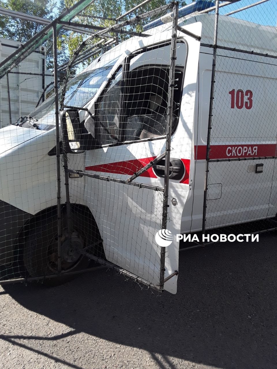 Более 15 машин скорой помощи планируют оборудовать сеткой для защиты от дронов в Белгородской области, рассказал РИА Новости главврач станции СМП региона Алексей Жиров. Пять "скорых" уже получили такую защиту, они работают в Шебекино и Валуйках. / Все наши каналы