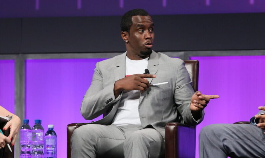 Трамп может помиловать P. Diddy, которого в июле оправдали по самым тяжким статьям о секс-торговле и рэкете Вопрос о полном президентском помиловании Шона Комбса «рассматривается всерьез», сообщает Deadline со ссылкой на источники. Как говорят собеседники издания, тема помилования музыканта все чаще поднимается в Белом доме. Это якобы может стать отвлекающим маневром на фоне скандала с обнародованием файлов Эпштейна и шквалом критики администрации Дональда Трампа после отказа публиковать предполагаемый список финансиста. В 2012 году в своем реалити «Ученик» Трамп называл P. Diddy хорошим парнем и другом, за которого обещал «постоять». Однако в мае текущего года президент США заявил, что не общался с Комбсом «много лет», и предположил, что тот, будучи демократом, поменял к нему свое отношение из-за политики. При этом продюсер и соучредитель музыкального лейбла Death Row Records Шуг Найт, который отбывает 28-летний тюремный срок за убийство, говорил, что рэпер уже «добился некоторых привилегий от правительства», и они «пойдут навстречу» : The Cable Show / Flickr CC BY-NC-ND 2.0