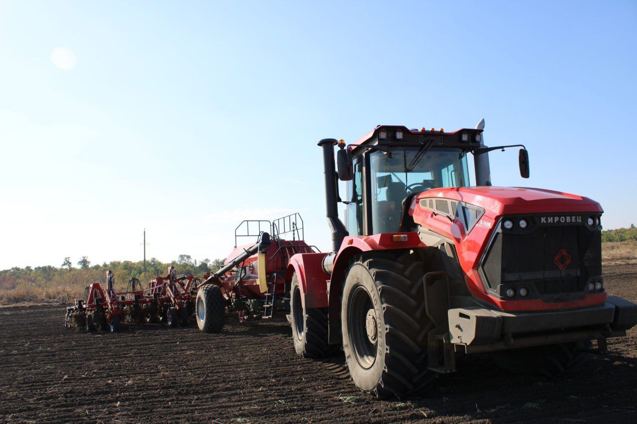 Аграрии ДНР продолжают сев озимых культур под урожай на следующего год На текущий момент уже засеяно 80 1 тысячи гектаров что составляет 43 2 от запланированных 185 6 тысячи гектаров сообщили в Минсельхозе России Основной культурой остается озимая пшеница Второй по значимости культурой является ячмень который высеян на площади 492 гектара Также аграрии Республики сеют озимую рожь и озимый тритикале Более 90 используемых семян составляют отечественные сорта Как отметили в ведомстве сев проходит в сложных агроклиматических условиях Почва сохраняет повышенную сухость несмотря на прошедшие в сентябре дожди Фото телеграм канал Дениса Пушилина vsednrru