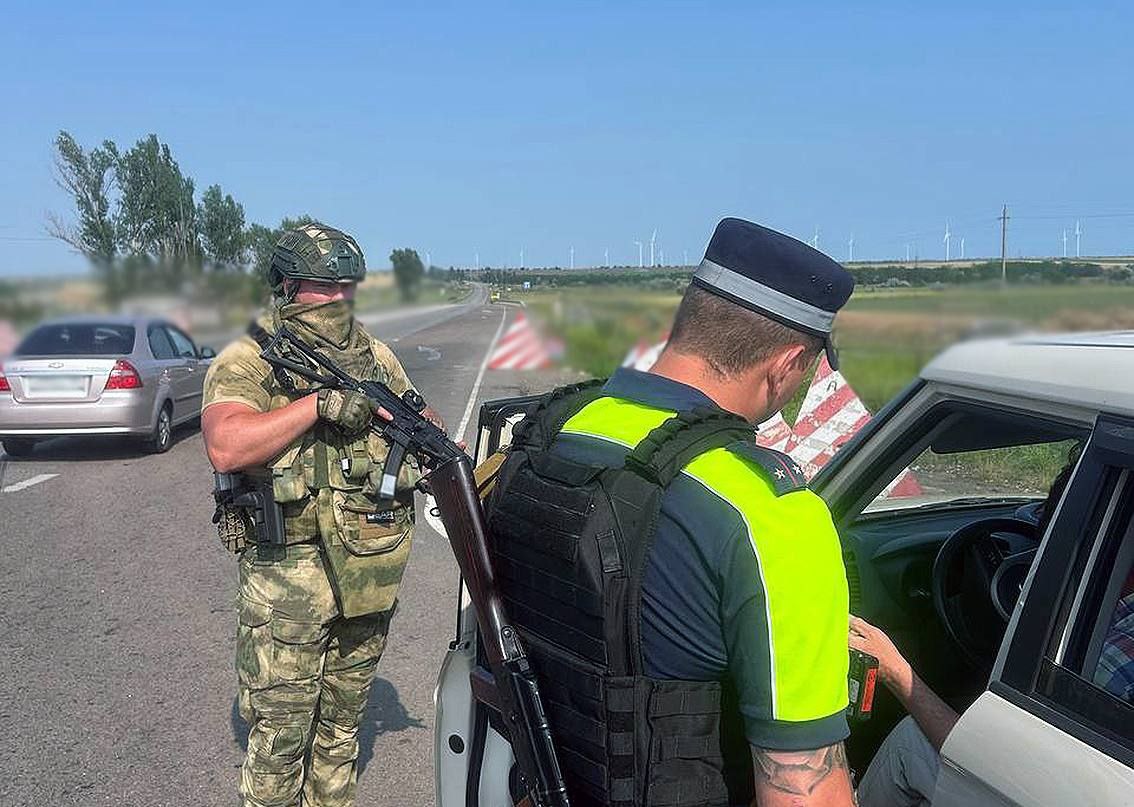 Оперативно-профилактическая операция в Запорожской области. Сотрудники Главного управления МВД РФ по Запорожской области провели операцию совместно с представителями Росгвардии и ФСБ. Цель операции — предотвращение незаконного перемещения наркотиков, оружия и других запрещенных предметов. Проверено более двух тысяч граждан. Проведено около 1700 досмотров транспортных средств. Выявлено свыше 80 административных правонарушений. Задержаны несколько лиц по подозрению в преступлениях. В ходе операции не обнаружено огнестрельного оружия, взрывчатых веществ и боеприпасов.